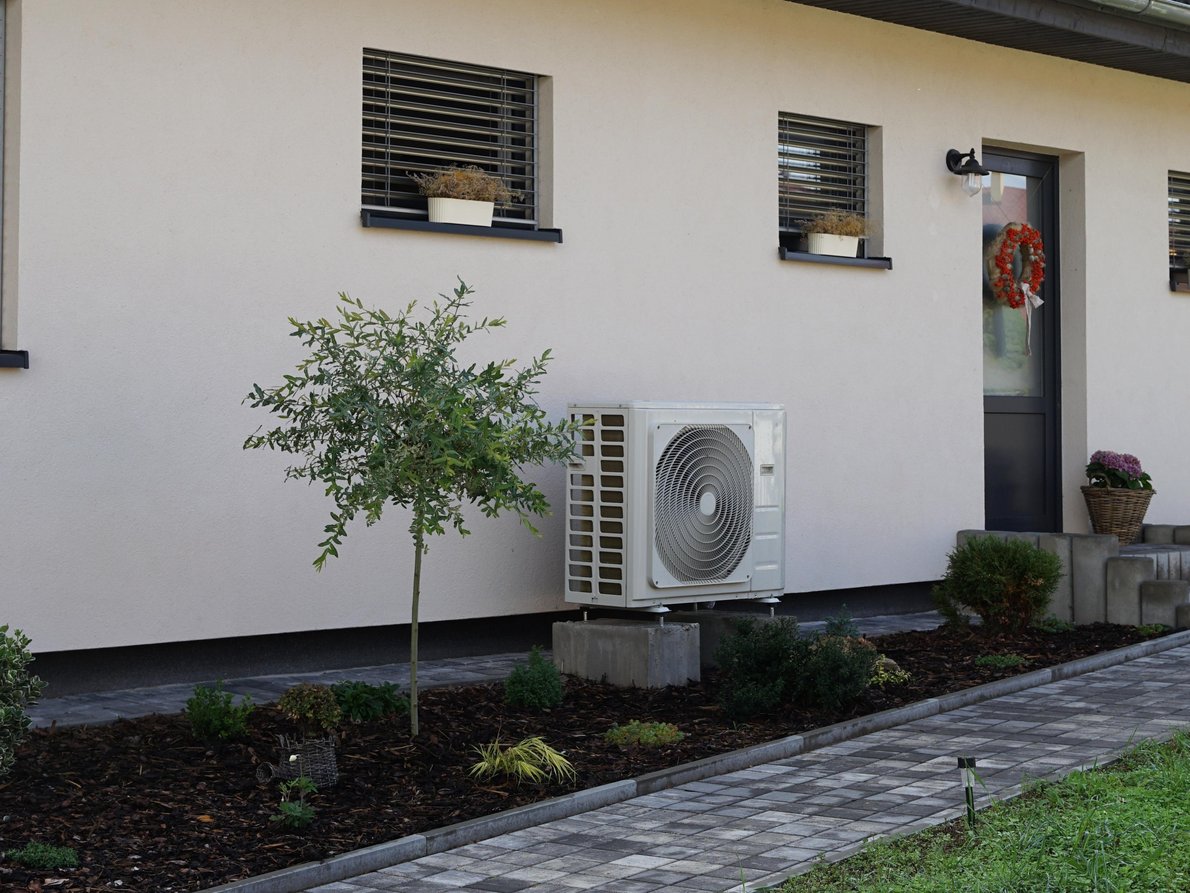 Wärmepumpe vor Wohnhaus