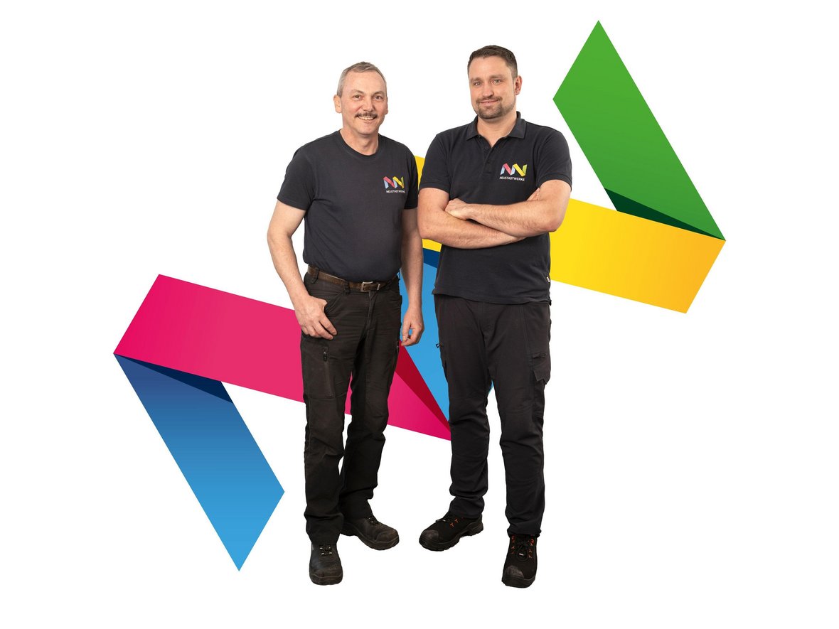 Zwei Mitarbeiter vor dem Neustadtwerke Logo