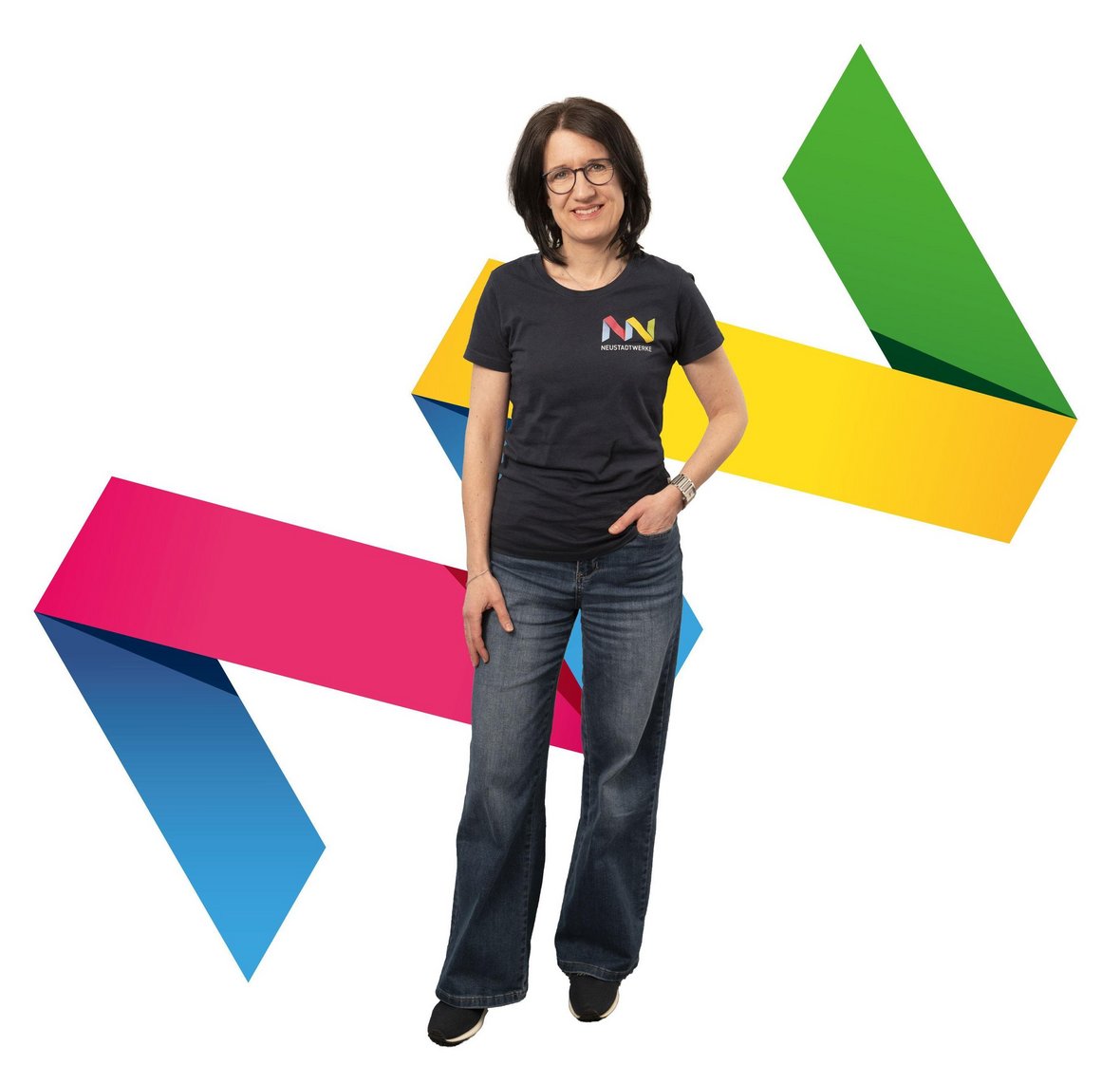 Mitarbeiterin vor Neustadtwerke Logo