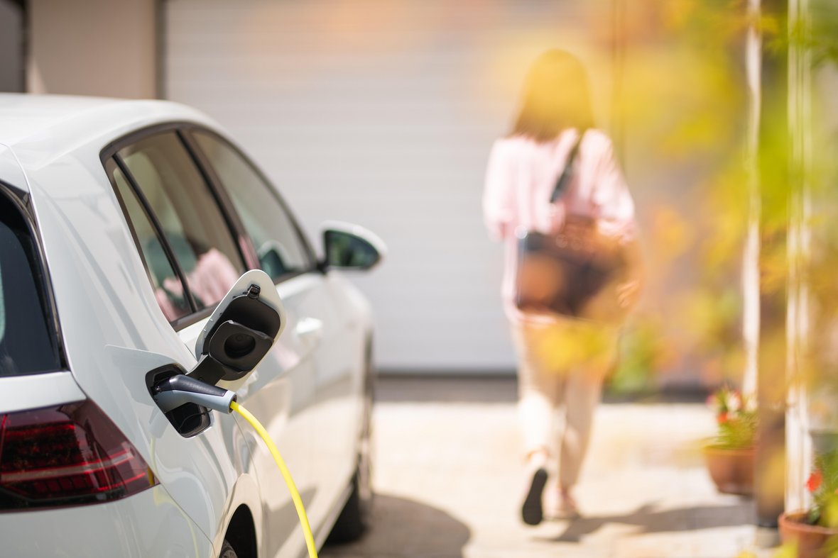 Elektroauto in Hofeinfahrt
