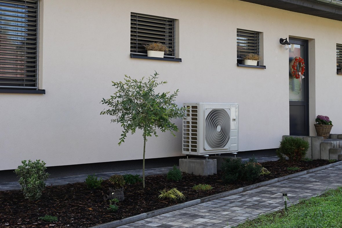 Wärmepumpe vor Hauseingang