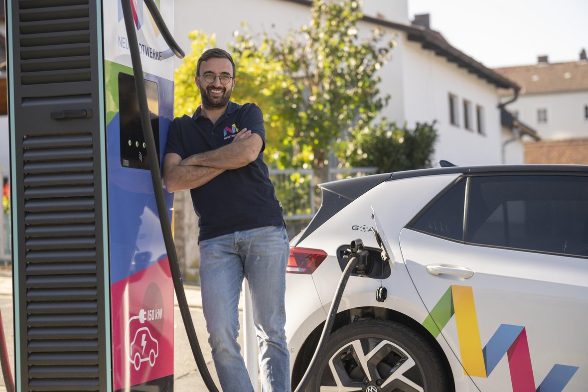 Mitarbeiter vor E-Ladestation