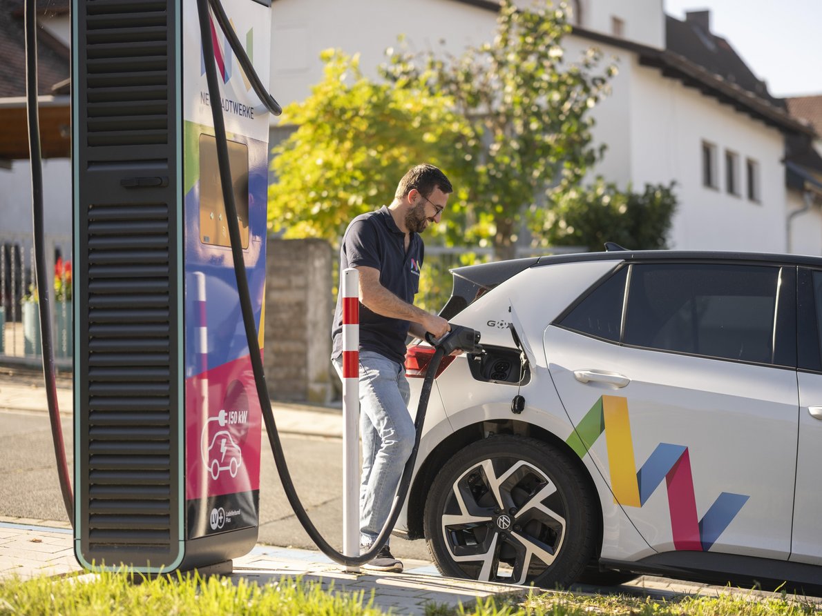 Mitarbeiter an E-Ladestation
